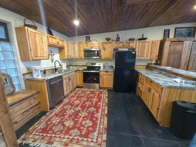 Photo - 118 E 7th St