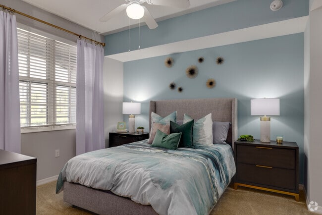 2 BR, 2 BA - 1100SF