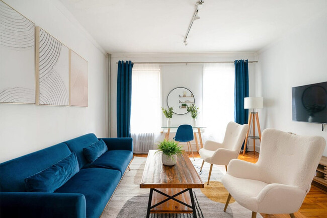 Building Photo - 405 E 61st St Rental