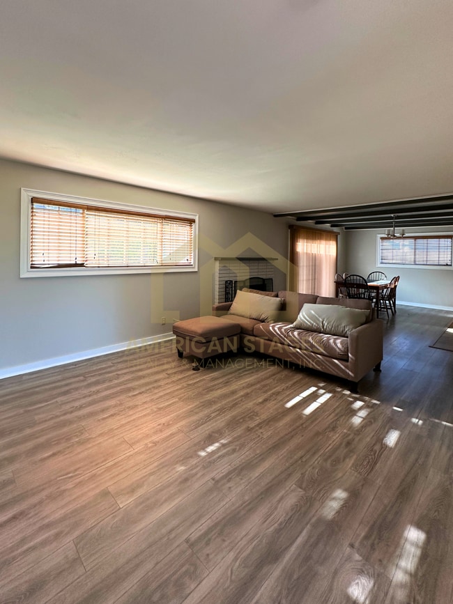 Photo - 300 S 2nd St