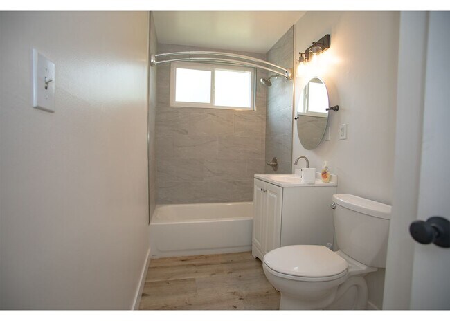 496 W 48th St