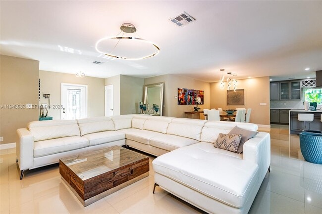 Photo - 709 Elm Tree Ln