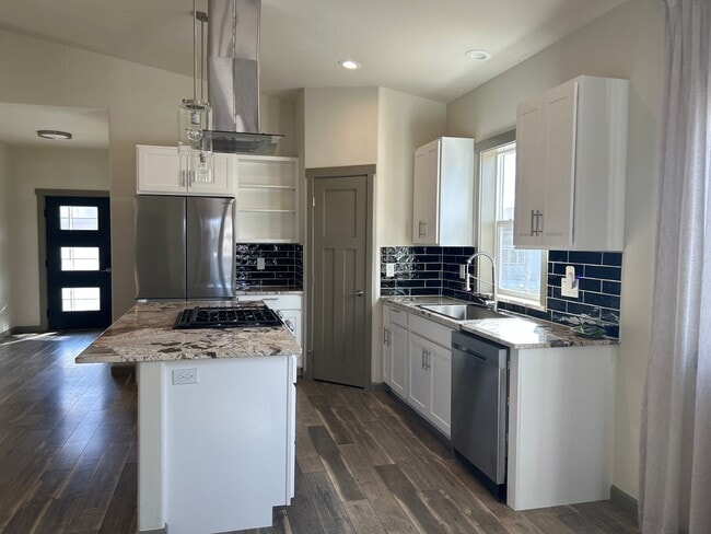 Photo - 1062 SE Balsamroot Ln