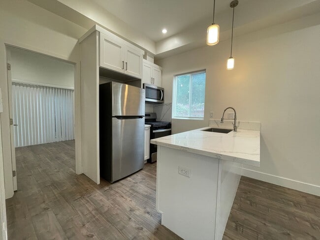 Building Photo - Beautiful Newly Renovated 1 bd 1ba Near M...