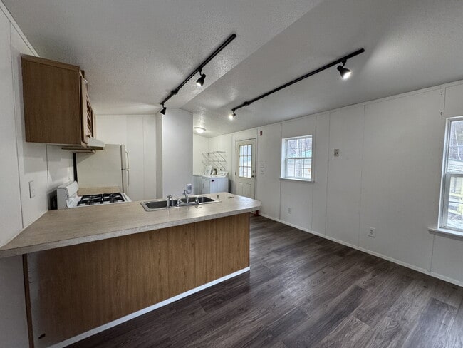 Building Photo - Your Naples Escape Awaits! Spacious 2 Bedroom Home Near the Lakes!!!