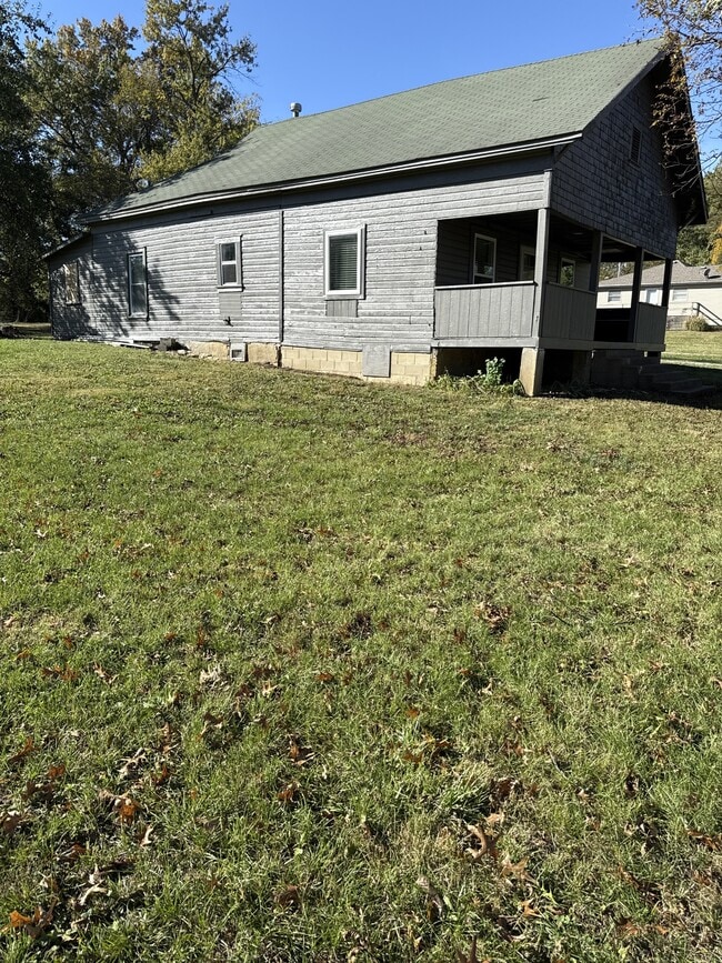 Photo - 836 E 10th St