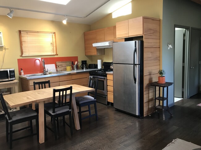 Full Kitchen. Table and chairs included and optional - 2621 Scott Ave Apartamentos Unidad Secluded Studio