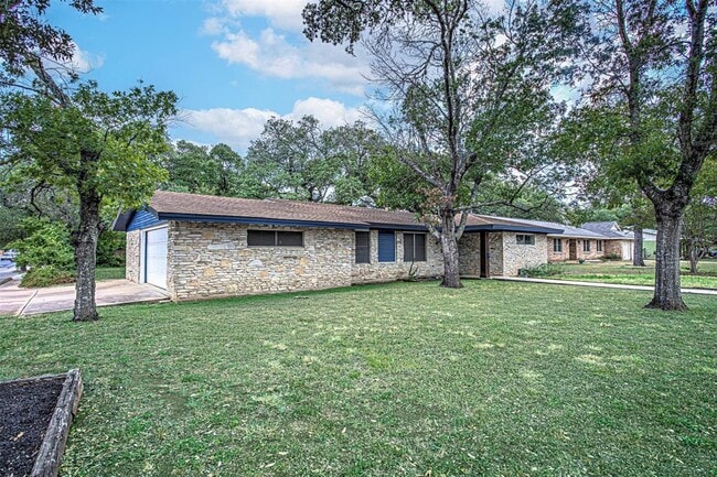 Photo - 2001 Oakglen Dr