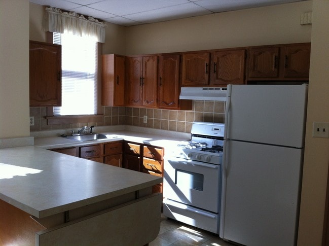Kitchen - 933 S Trenton Ave Unit #2