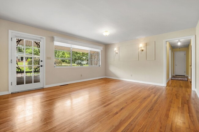 Photo - Stunning 3 Bedroom 2 Bathroom Mid-Century ...