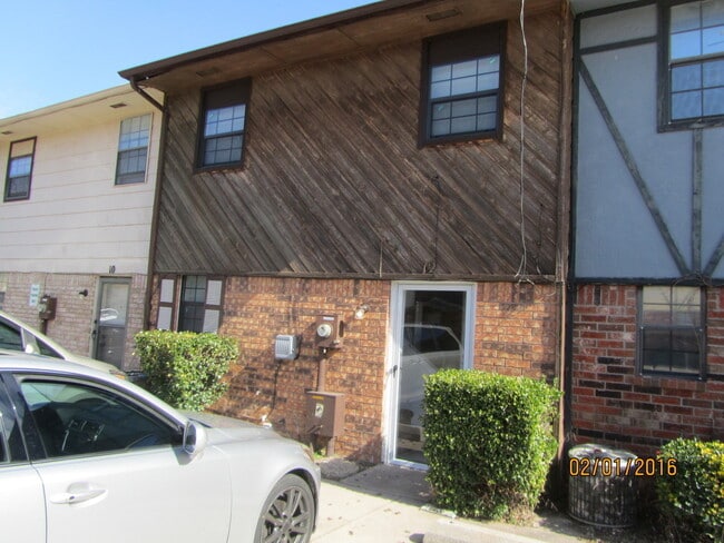 Building Photo - Very Nice 2-Bedroom Townhome near OKC Community College