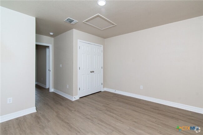 Building Photo - 806 Meadow Cir Rental