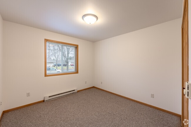 2BR, 1BA - 950SF - Bedroom