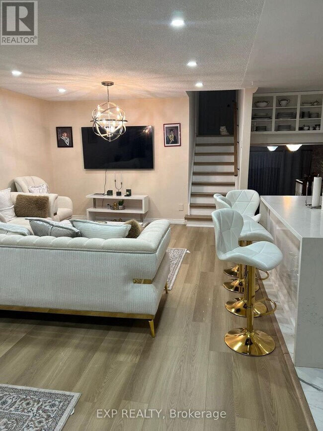 Photo - 671 Adelaide Ave E