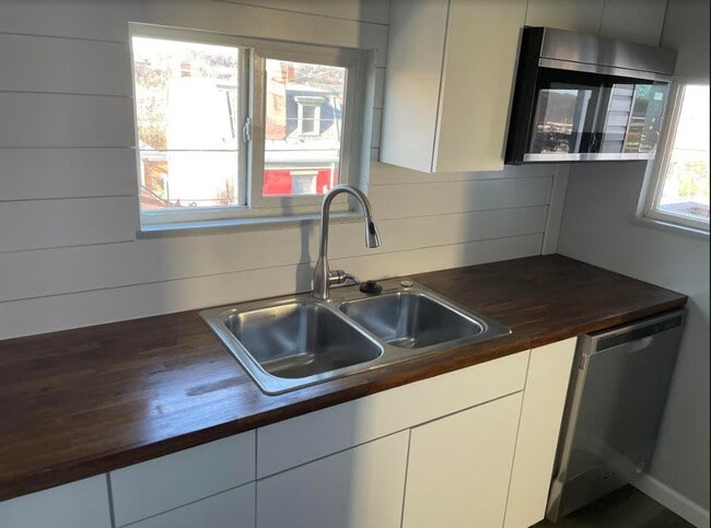 Photo - 825 Sarah St