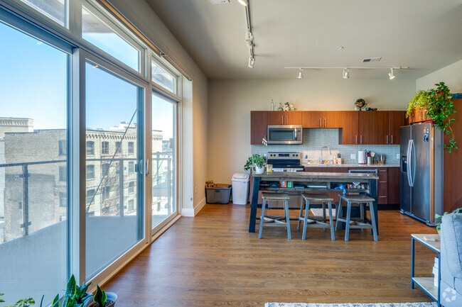 1 BR, 1 BA - 747SF
