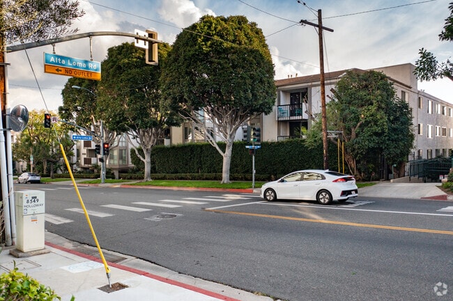 8530 Holloway Dr - 8530 Holloway Dr