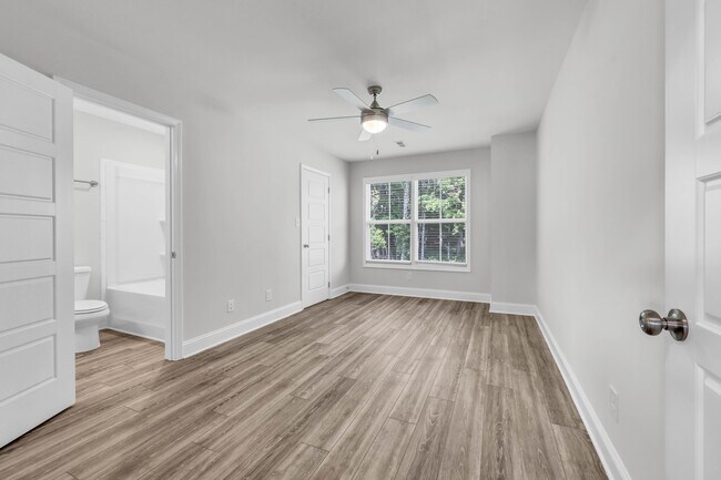 Photo - 215 W Point Dr