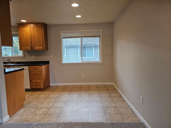 Photo - Beautiful 2 Bed 1 Bath Condo in Mountlake ...