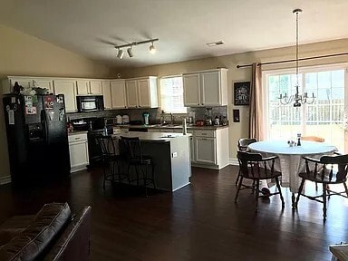 Photo - 412 Woodford Way