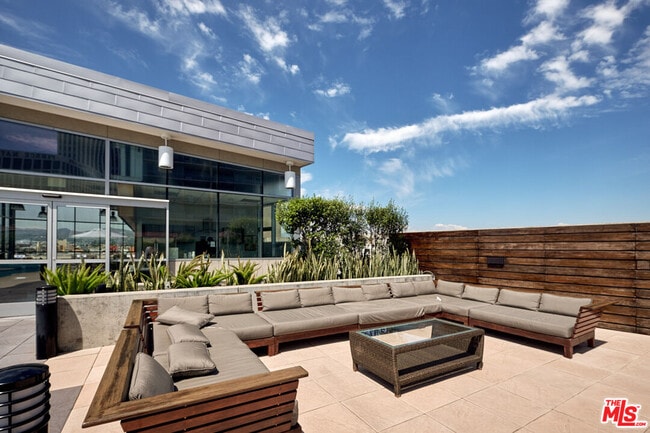 Photo - 3785 Wilshire Blvd Unidad 1708