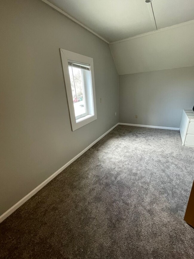 Photo - 1000 Division St S