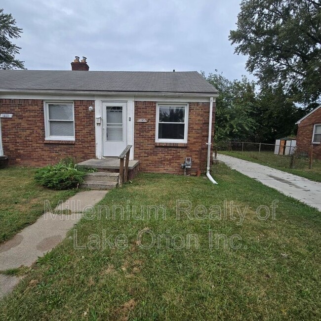 Building Photo - 18715 Roscommon St