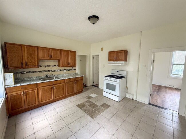 Building Photo - 60 Lucerne St Unit 2