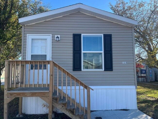 Photo - 1319 W Plum St