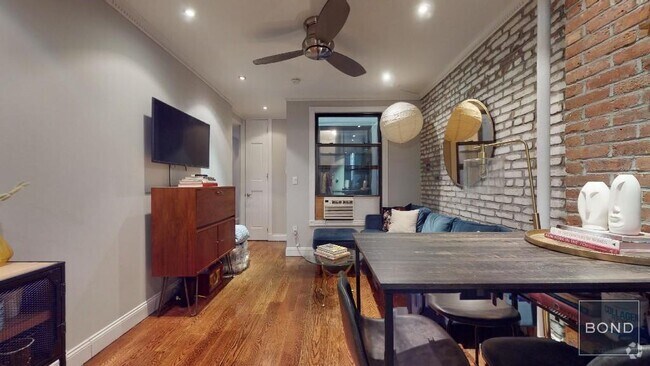 Building Photo - 436 W 52nd St Unit 7C Rental
