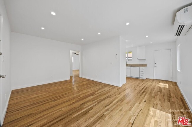 Photo - 6640 Woodman Ave Unit 3