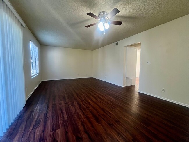 Photo - BELLA APARTMENTS: Beautiful 2 Bed - 2 Bath Unidad 4