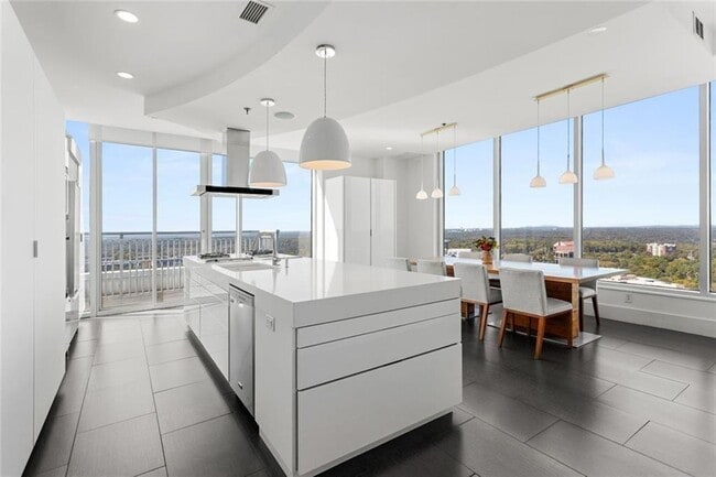 Building Photo - 3338 Peachtree Rd NE Unit 3501