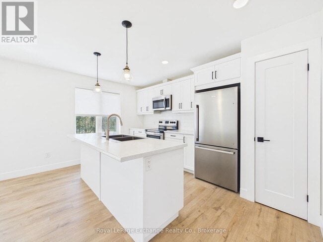 Photo - 1085 Sutton St