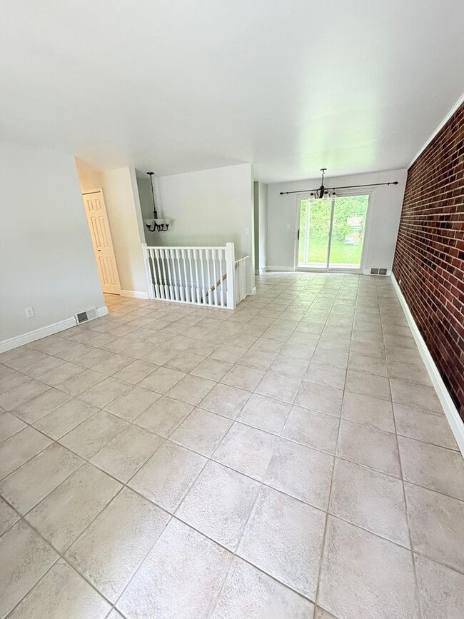 Photo - Spacious 3-Bedroom 1.5 - bathroom Home for Rent