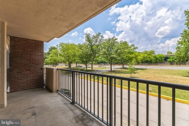 Building Photo - 1300 Army Navy Dr Unit 105