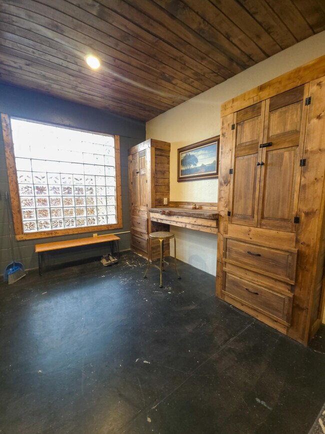 Photo - 118 E 7th St