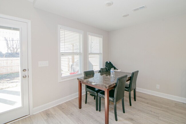 Photo - 220 King Rd
