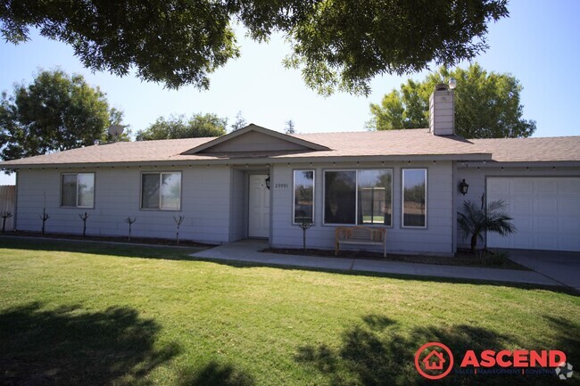 Building Photo - Charming Home on Huge Land!