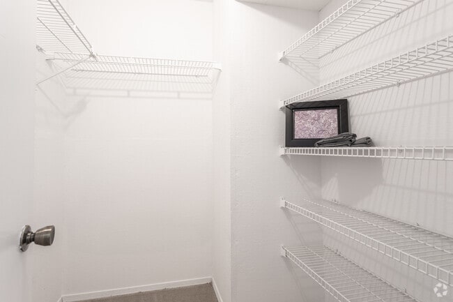 1BR,1BA,-720SF Townhome