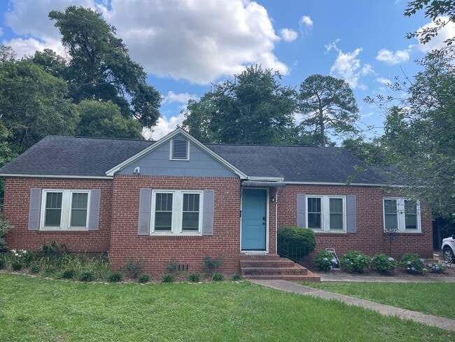 Photo - Beautiful 3 bedroom home with large backyard