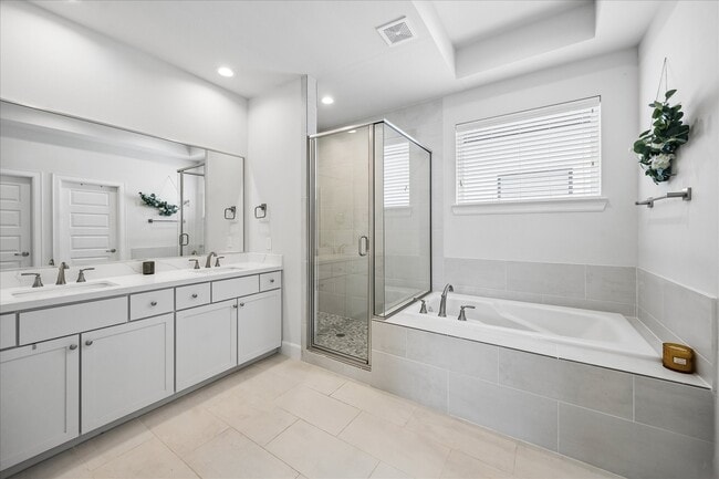 Building Photo - 2804 Grand Fountains Dr