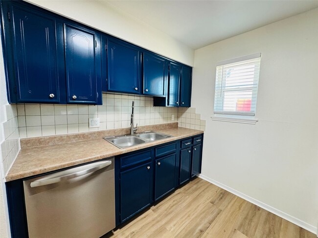 Photo - 340 N Houston Unidad 7