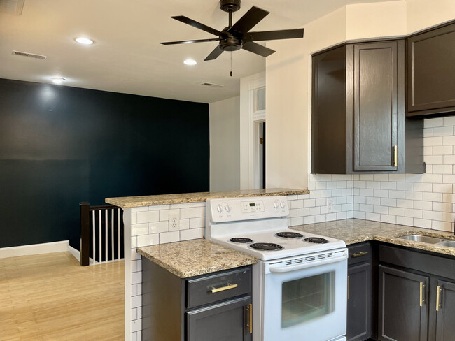 Kitchen/Dining Area - 140 W Clay St Apartments