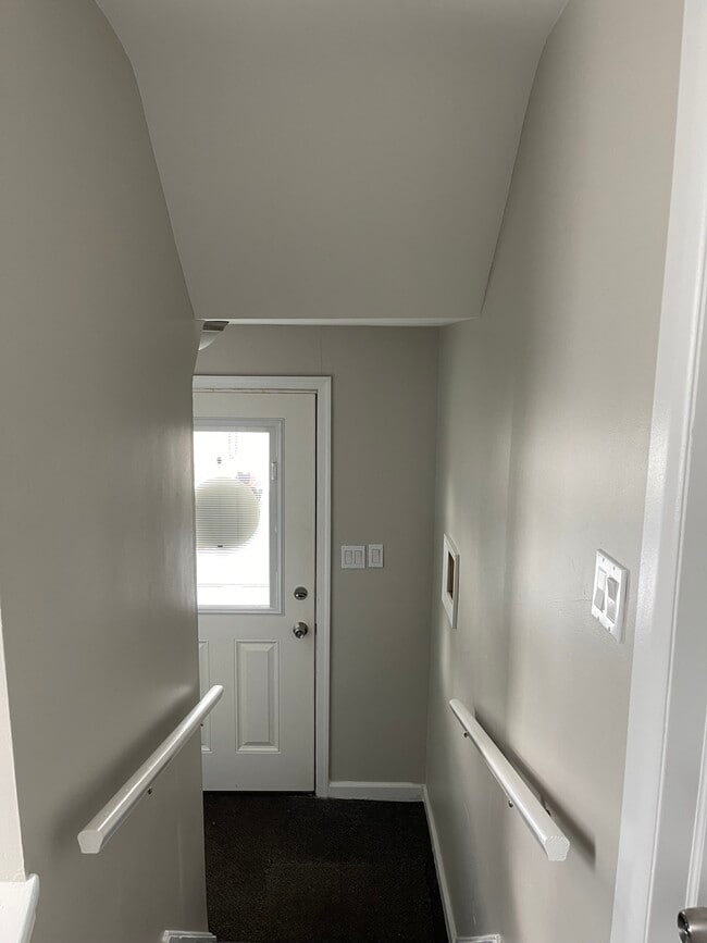 Building Photo - 33 Montfort Dr Unit Upper