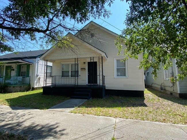 Building Photo - Welcome to this newly remodeled 4-bedroom, 2-bathroom house in the desirable location of Wilmingt...