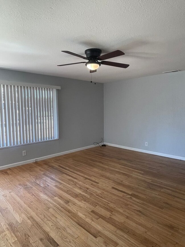 Building Photo - SPACIOUS 4 BED 2 BATH HOUSE WITH LARGE FENCED BACKYARD IN SHASTA LAKE