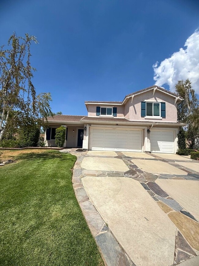 Building Photo - Beautiful 2 story 4 bed/2.5 bath Home in Y...