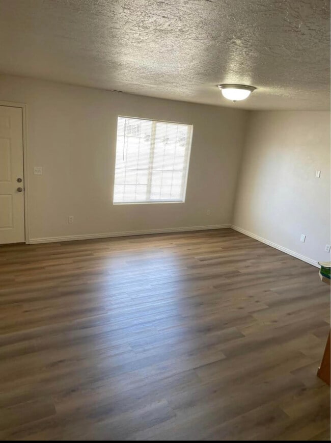 spacious living room - 1260 N 650 W