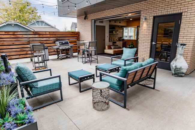 Community Patio w/ BBQ Grill